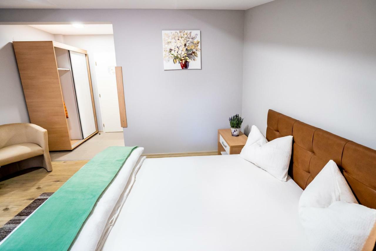 Hotel Casa Blum à Lugoj Extérieur photo